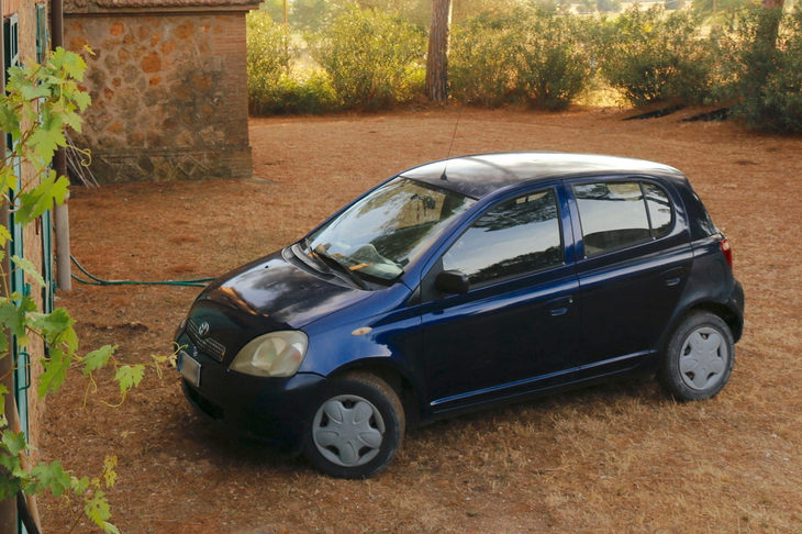 ある広大な屋敷の片隅にたたずんでいた初代「ヤリス」。2020年夏トスカーナ州にて撮影。