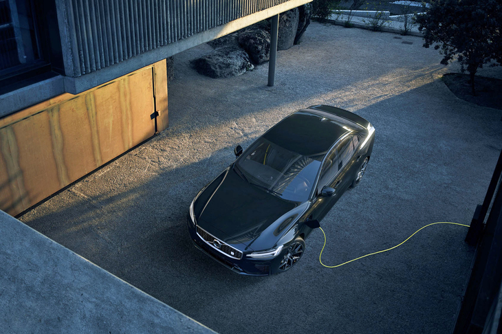 プラグインハイブリッドモデル「T8」の給電口は、左フロントフェンダー部に設けられている。