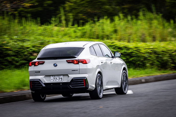 0-100km/h加速は内燃機関車の高性能モデルである「X2 M35i xDrive」の5.4秒に迫る5.6秒で、最高速は180km/h。一充電走行距離（WLTCモード）は460kmと発表されている。