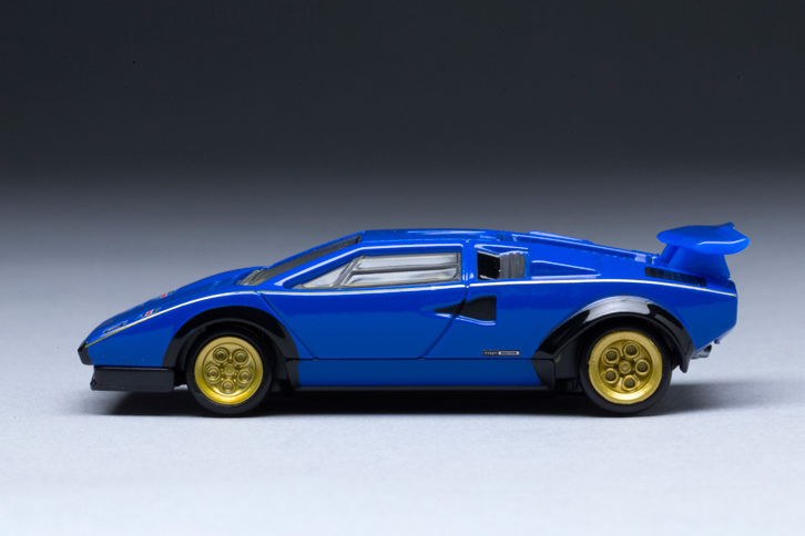 大きく張り出したオーバーフェンダーやリアウイングなどのボディーパーツも「ウルフ・カウンタック」の特徴。この大胆なスタイリングは、「LP400S」以降の改良モデルにも受け継がれた。（写真＝郡大二郎）