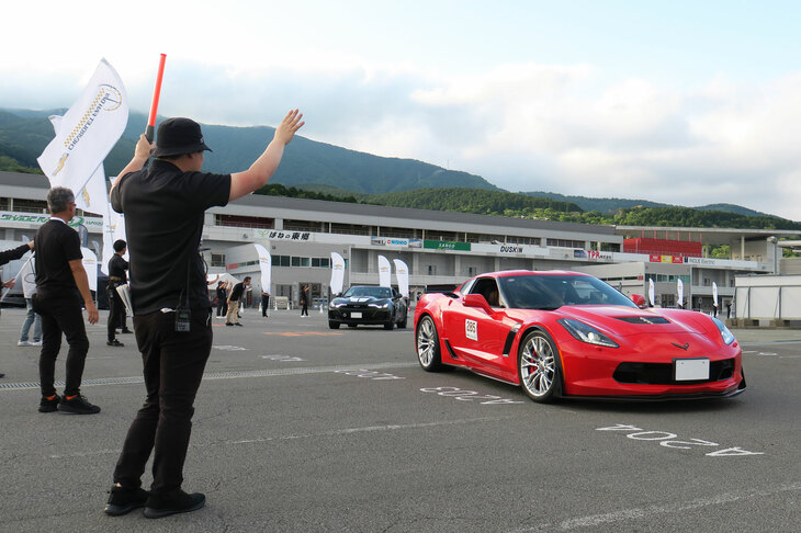 2周のパレードランを終えた参加車は、スタッフに見送られつつ順次サーキットを後に。参加台数は2022年を大幅に上回る255台と、2年連続で過去最高を記録した。