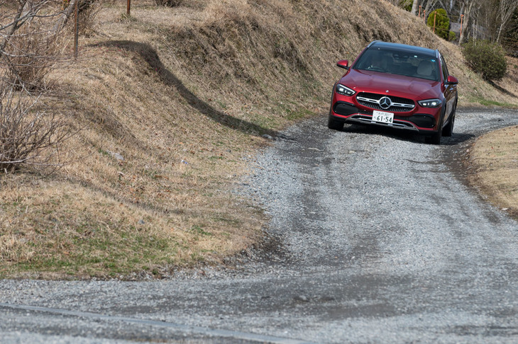 最低地上高はベース車より40mm高い150mmとなっており、多少路面の荒れた場所でも気兼ねなく踏み込んでいける。駆動方式はフルタイム4WDだ。