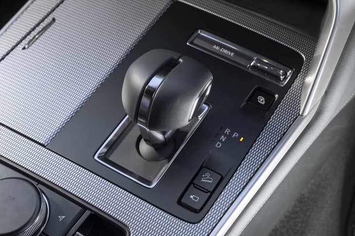 マツダが「エレキシフト」と呼ぶシフトセレクター。後退と前進、走行と停止の切り替え時に必ず角に当たるため、誤操作しづらい。