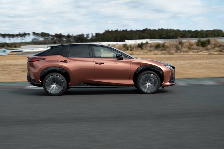 水冷式の駆動用リチウムイオンバッテリーの容量は71.4kWh。より重くよりパワフルでありながら、WLTCモードで494kmの一充電走行距離は「ソルテラ」の4WD車より長い。