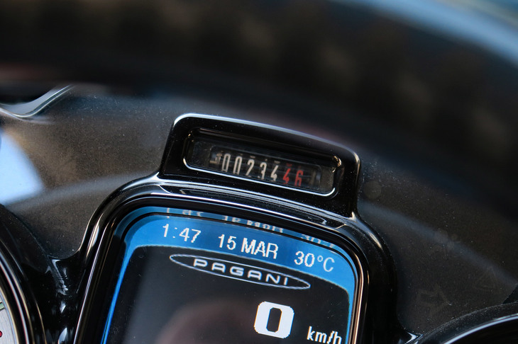 パガーニ・ウアイラ ロードスターBC（メーターパネル）