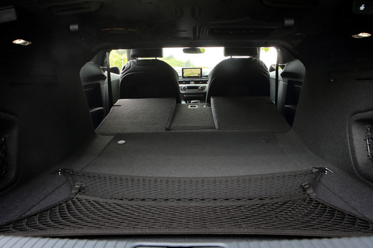 3分割式の後席を前に倒すことで、荷物の積載量を拡大できる。（写真は、トランクルーム側から室内を見た様子）