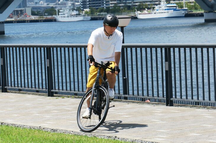 「AIモード」の力を実感するのは、こうした切り返しや徐行のようなシーン。自動でアシスト量を調整するので、極端にペダルが軽くて不安定になったり、再加速でパワーが足りなかったり……といったことがないのだ。