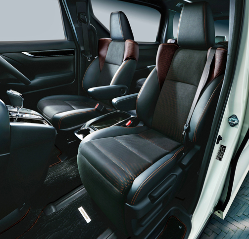 ウルトラスエードとクロコ調柄合成皮革で仕立てられたシート。