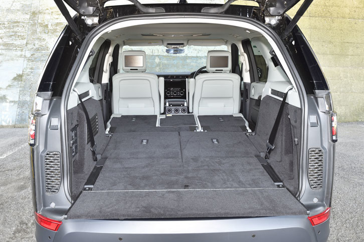 ラゲッジスペースの容量は7シート状態で258リッター。2列目と3列目を倒せば、最大で2406リッター（写真）まで拡大可能。
