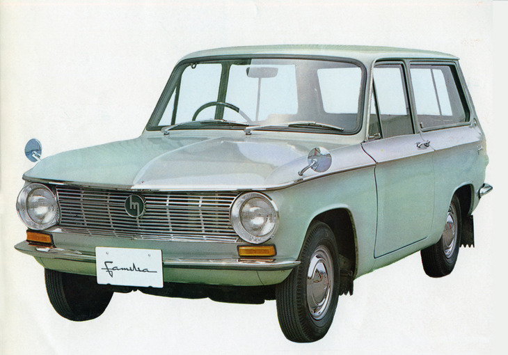 1963年に誕生した初代「マツダ・ファミリア バン」。当初は商用バンのみだったため、車名に“バン”はつかず単に「マツダ・ファミリア」と名乗っていた。