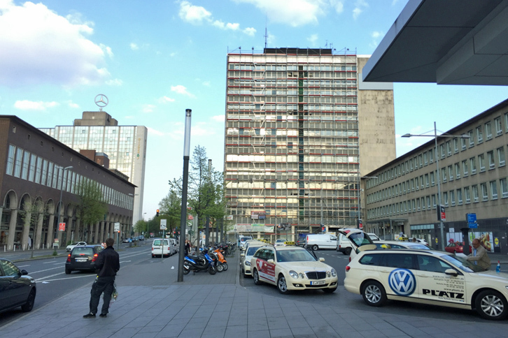 エッセン中央駅前。ドイツの地方都市によくあるように、ビル屋上（写真左上）には、メルセデス・ベンツのスリーポインテッド・スターが掲げられている。