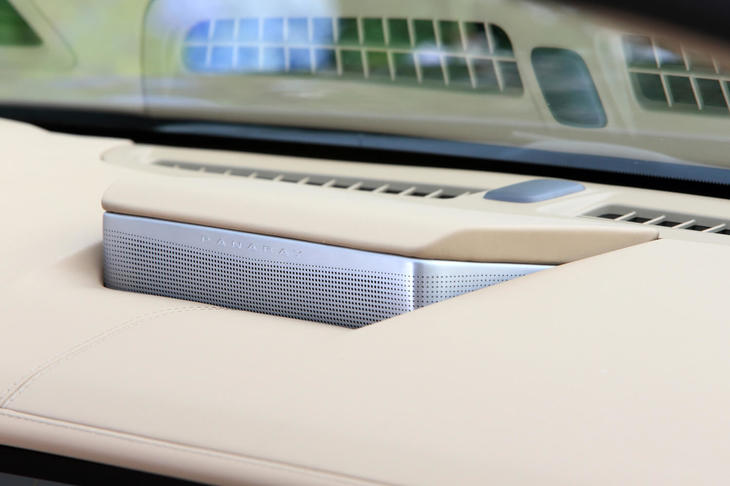 オーディオの作動とともにせり上がる、ダッシュボード上部のスピーカー。34個のスピーカーを備えたPanarayは、「CT6」専用に開発されたBOSEの最上級オーディオシステムである。