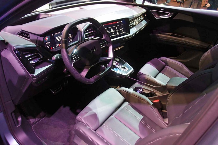 アウディQ4 40 e-tron Sライン（インテリア）