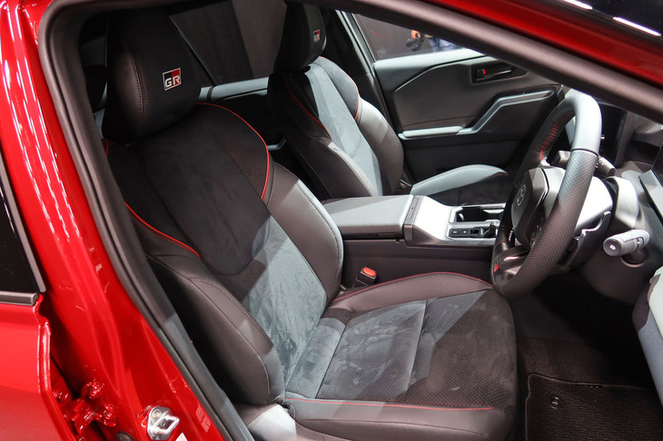 「RAV4 GRスポーツ」（プロトタイプ）のフロントシート。