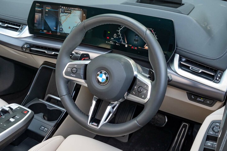 新型ではステアリングのボタンが整理され、ダイヤルとスライドスイッチを積極的に使うスタイルになった。左のパドルを引き続けると10秒間の「スポーツブーストモード」が起動する。