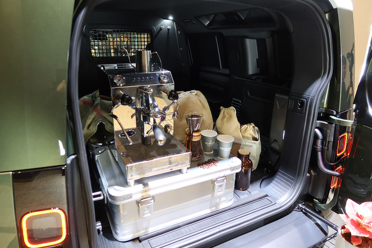 ディフェンダー110ハードトップX-DYNAMIC SE D350（荷室の様子）