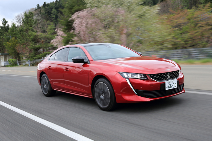プジョー・シトロエングループの新世代プラットフォーム「EMP2」をベースに開発された「508」シリーズ。ボディーにはアルミニウム合金も使用され、同等装備の初代モデルとの比較で、約70kgの軽量化を果たしているという。パノラミックサンルーフを装着する試乗車の車重は1660kg。