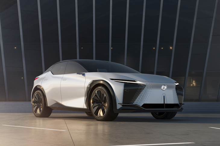 2021年3月に発表されたレクサスのEVコンセプト「LF-Zエレクトリファイド」。カーボンニュートラルを見据えた電動パワートレインの採用だけでなく、次世代のレクサスデザインを示唆するスタディーモデルとしての役割も担っている。