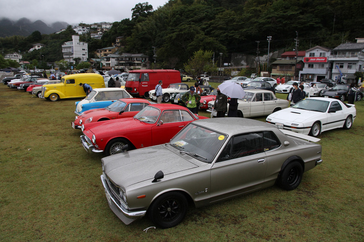 芝生広場に参加車両が並んだ会場風景。
