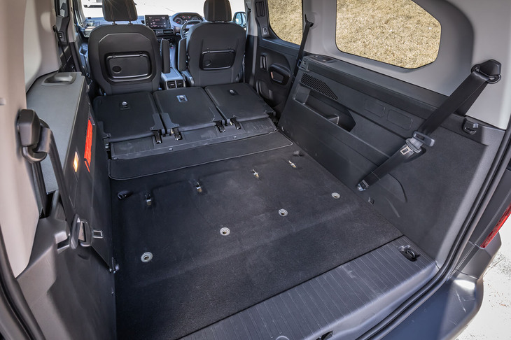 3列目シートを取り外し、2列目シートを格納した様子。床面はほぼフラットになる。この状態の荷室容量は約2693リッターで、助手席を最も前方にスライドした状態での最大荷室長は2230mmとなる（欧州計測値）。