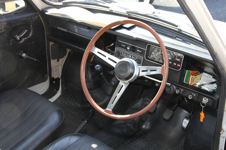 室内もステアリングホイールが「N360S」用に交換されていることを除きオリジナル。ドア内張には新車時のビニールが張られたままである。4段MTのシフトレバーは、「シトロエン2CV」や「ルノー4」のようにダッシュから突き出ている。