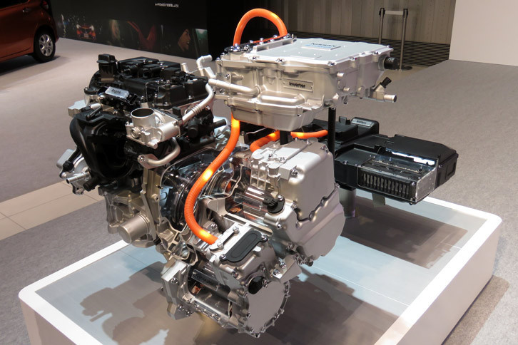 「e-POWER」のカットモデル。エンジンは発電のみを行い、モーターが駆動力を発生する。