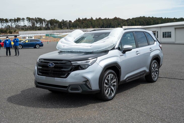 サイクリストにも対応した新型ボンネットエアバッグ。歩行者用のものより左右ピラー部のサイズを40cm拡大し、より高い位置で車両と接触するサイクリストの頭部を保護する。