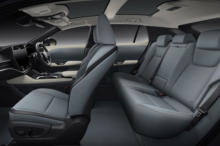 ウルトラスエードが用いられた「レクサスRZ」のキャビン。ウルトラスエードは植物由来の原料でつくられた東レの人工皮革で、手触りのよさや質感、高い耐久性などを特徴としている。