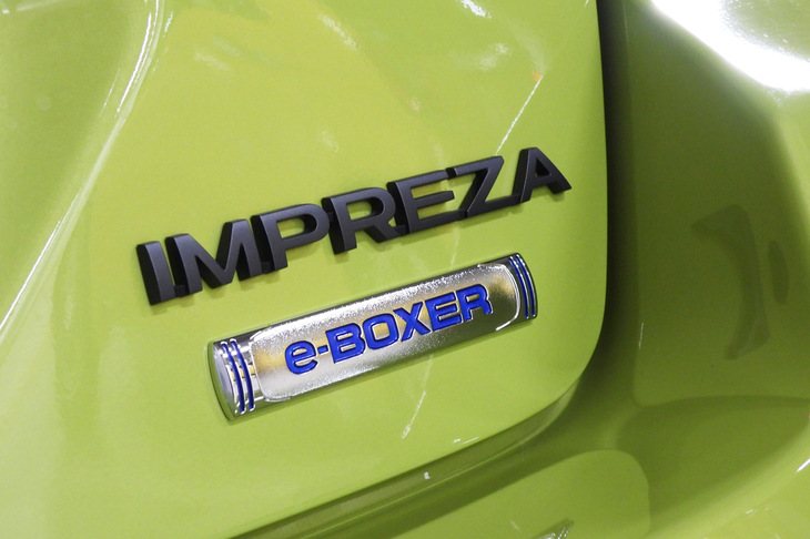 テールゲートを飾る「e-BOXER」のバッジ。今日ではe-BOXERはスバルのハイブリッドの総称となっており、MHEVには写真の青いバッジが、ストロングハイブリッド車には黒いバッジが装着される。