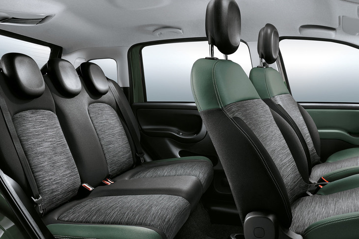 2014年10月を皮切りに、たびたび台数限定で販売された「パンダ4×4」のインテリア。写真は「タスカングリーン」の外装色をまとい、チタングレーの専用インストゥルメントパネルやダークグレーとグリーンを組み合わせたバイカラーのシートが採用されたモデル。
