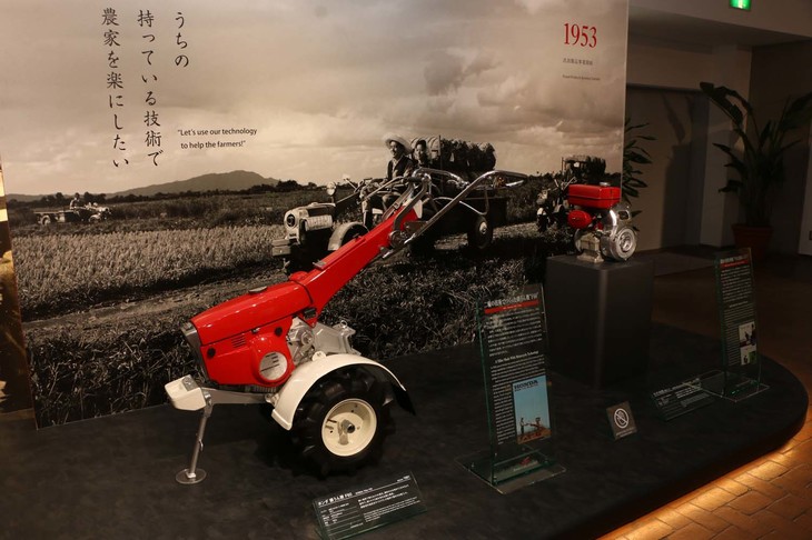 ホンダは、二輪で培った技術を農機具にも応用。当時、小型耕うん機には、2ストロークエンジンが一般的だったのに対して、長時間の酷使にも耐える4ストローク80cc単気筒エンジンを搭載した「F60」を1961年に発売。操作系にも「スーパーカブ」など実用バイクの技術を投入し、扱いやすいものとしていた。