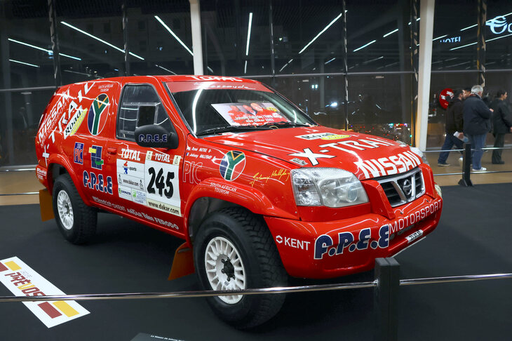 2002年パリ-ダカールにプライベート参加した「日産エクストレイル」。フランスの人気ロック歌手・故ジョニー・アリディがステアリングを握った。