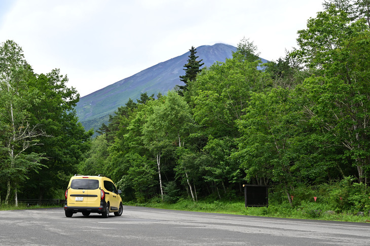富士山の5合目までクルマで進める富士スバルラインで。普通車で2100円と通行料金は高い。