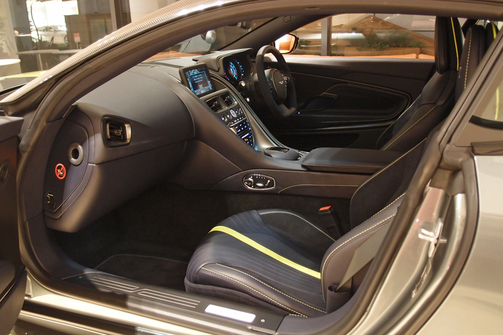 ライムカラーのストライプやステッチが目を引く。