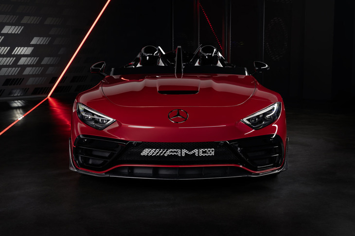 「コンセプト メルセデスAMGピュアスピード」は、「メルセデスAMG SL」をベースに開発。特徴的なフロントのシャークノーズデザインが目を引く。