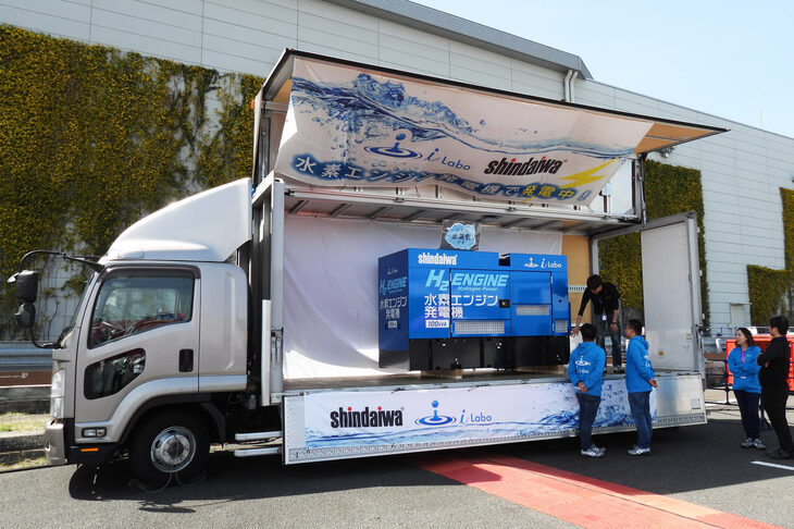 ちなみに、グランドスタンド裏のお店やスクリーンの電力は、こちらの水素エンジンでまかなっているのだとか。