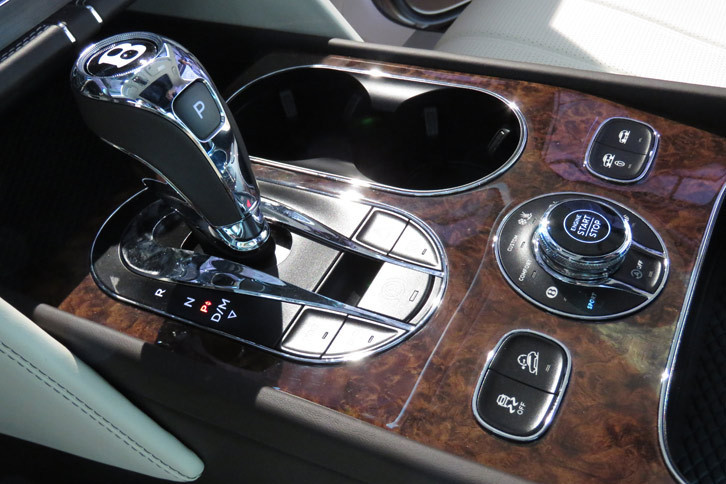 センターコンソールに備わる8段ATのセレクター。走行モードを選択するダイヤルの左右には、車高調整やヒルディセントコントロールなどの操作スイッチが備わる。