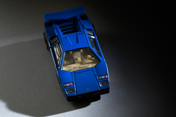 フロントウィンドウからは、61分の1というスケールでありながら、きっちりと再現された車内の様子が見られる。（写真＝郡大二郎）