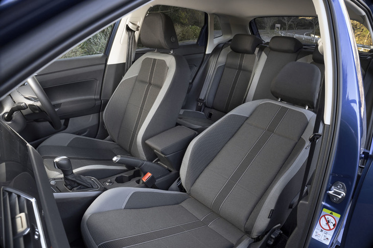 試乗車のシート表皮は「チタンブラック／セラミック」と呼ばれるコンビネーションカラー。室内空間は、今回試乗した3台の中で最も広く感じられた。