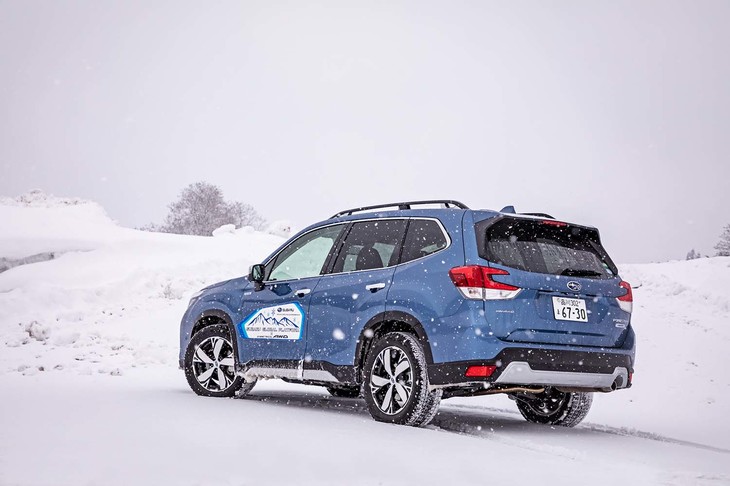 先代から継承したSUVスタイルを持つ「フォレスター」のボディーサイズは、全長×全幅×全高＝4625×1815×1730mm（ルーフレール装着車）、ホイールベースは2670mmとなっている。試乗車はモーターアシスト機能付きパワーユニット「e-BOXER」を搭載した「アドバンス」だった。