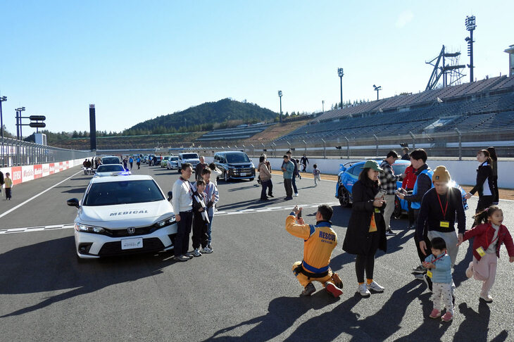 メインストレートに到着すると、クルマを止めて休憩タイム。普段はまず立ち入ることのないサーキットという非日常で、マイカーやオフィシャルカーを記念撮影する。