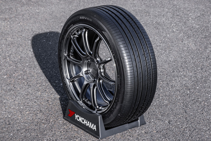 「アドバンdB V553」は「上質な静粛性が持続するプレミアムコンフォートタイヤ」をコンセプトに開発。摩耗の進行による静粛性とウエット性能の低下を抑制する技術が盛り込まれている。