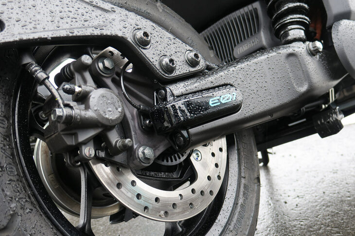 制動装置には四輪の電動車と同じく、摩擦ブレーキと回生ブレーキの両方を採用。制動時の操縦安定性を重視し、回生効率より操作性のよさを重視した設定となっている。