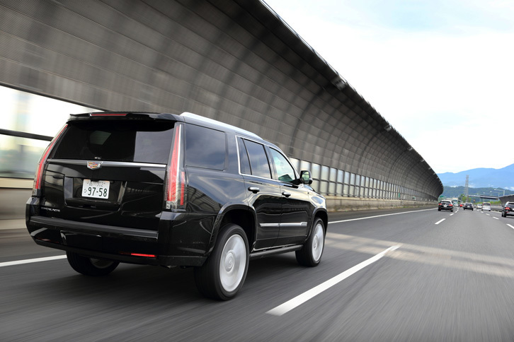 今回の試乗では東京都心部や神奈川・秦野の市街地、東名高速道路、箱根のワインディングロードなどを走行。燃費は満タン法で6.4km/リッター、車載燃費計の計測値で6.5km/リッターを記録した。