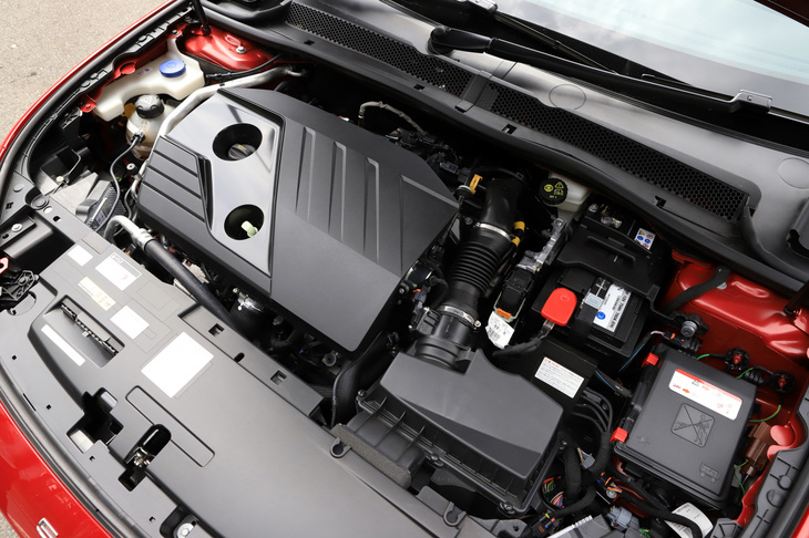 エンジンは最高出力177ps、最大トルク400Nmを発生する2リッター直4ディーゼルターボ。シフトパドルを備えた8段ATと組み合わせられている。