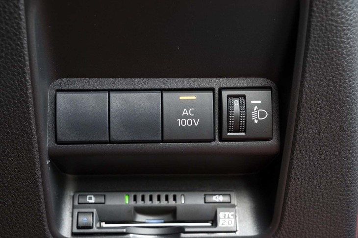 AC100Vコンセントのオン／オフスイッチはステアリングポストの右下に用意されている。