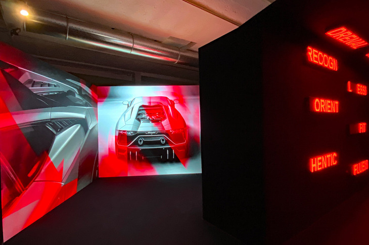 ドゥカティによる「フォルマ（形状）」と題したパビリオン。内部では「ドゥカティ・パニガーレV4」のデザイン開発プロセスが解説された。インスピレーションは（同じフォルクスワーゲン・グループに属する）ランボルギーニなどの自動車から得ることもあるという。