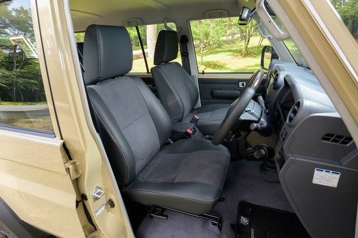シートはファブリックと合皮のコンビタイプ。ドアパネルを見ると、助手席側にはドリンクホルダーがあるのだが、運転席側にはない。ドアはテールゲートを含めてラッチが硬く、「バチャン！」と閉まる感覚が懐かしい。慣れないうちは半ドアに注意しよう。