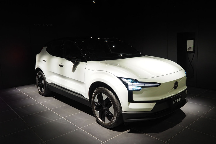 ボルボEX30プラス シングルモーター（フロントビュー）