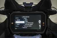 今回の改良では、ライディングモードに「ウエット」を追加。これにより、走行モードは「スポーツ／ツーリング／アーバン／ウエット／エンデューロ」の5種類となった。